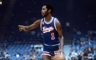 LANDOVER, MD - CIRCA 1975: Nate Archibald #1 of the Kansas City Kings dribbles the ball up court against the Washington Bullets during an NBA basketball game circa 1975 at the Capital Centre in Landover, Maryland. Archibald played for the Cincinnati Royals/Kansas City Kings from 1070-76. (Photo by Focus on Sport/Getty Images) *** Local Caption *** Nate Archibald