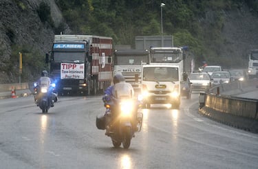 Truck drivers slow down the traffic on the A8 highway, near Nice, southeastern France, on June 2, 2008, to protest over soaring diesel prices and press the government for fuel tax rebates. AFP PHOTO STEPHANE DANNA (Photo credit should read STEPHANE DANNA/AFP via Getty Images)