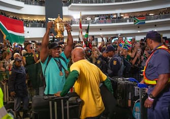 epa10950280 Springbok rugby team player Bongi Mbonambi poses with the William Webb Ellis Cup upon the team's arrival in the country after winning the 2023 Rugby World Cup, in Johannesburg, South Africa, 31 October 2023. The Springboks won back to back Rugby World Cups and are the only team to have won four titles. They will embark on a trophy tour around the country starting 02 November.  EPA/KIM LUDBROOK
