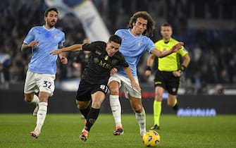 Napoli's Giacomo Raspadori (L) in action against Lazio's Matteo Guendouzi (R) during the Serie A soccer match between SS Lazio and SSC Napoli at the Olimpico stadium in Rome, Italy, 28 January 2024. ANSA/RICCARDO ANTIMIANI