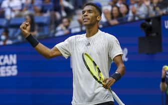 epa09460347 Felix Auger-Aliassime of Canada reacts against Daniil Medvedev of Russia during a men's singles semifinal round match on the twelfth day of the US Open Tennis Championships at the USTA National Tennis Center in Flushing Meadows, New York, USA, 10 September 2021. The US Open runs from 30 August through 12 September.  EPA/JOHN G. MABANGLO