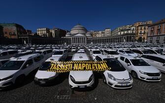 Piazza Plebiscito a Napoli occupata da circa 500 taxi, 12 luglio 2022. Tornano così a protestare i tassisti. La categoria è in agitazione già da alcune settimane.   ANSA / Ciro Fusco