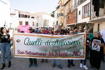 Un corteo con circa 1000 presenti ha sfilato per le vie del borgo di Pescina, per la morte dell'orsa Amarena uccisa a San Benedetto dei Marsi lo scorso 31 agosto, Pescina (L'Aquila), 10 settembre 2023. ANSA/EMANUELE VALERI