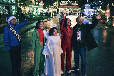 Thaddeus J. Mixson as ‘Nick Carver,’ Genneya Walton as ‘Joy Carver,’ Madison Thomas as ‘Holly Carver,’ Tracee Ellis Ross as ‘Carol Carver,’ and Eddie Murphy as ‘Chris Carver’ star in CANDY CANE LANE Photo: CLAUDETTE BARIUS © AMAZON CONTENT SERVICES LLC