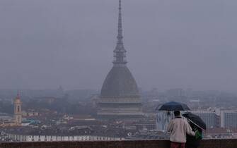 Cielo coperto e pioggia a Torino, 03 marzo 2024.
ANSA/ALESSANDRO DI MARCO