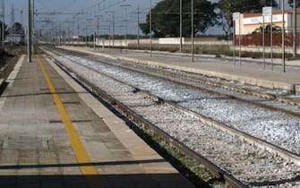 ©Lapresse
04-02-2011 Cerignola , Bari , Italia 
Cronaca
Aveva 40 anni, Matthias Schepp, di Basilea, l'uomo ritrovato cadavere sui binari nei pressi della Stazione di Cerignola, in provincia di Foggia. Quasi certamente si e' suicidato gettandosi sotto un treno. Questo e' quanto ipotizzano gli inquirenti anche sulla base delle condizioni del corpo. Ora le Forze dell'ordine stanno cercando di rintracciare le figlie gemelle, Alessia e Livia, nate nel 2004, con le quali si era allontanato dal paese elvetico
Nella foto: la stazione  di Cerignola
