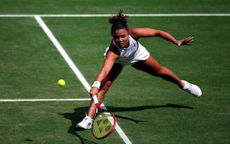 epa11475732 Jasmine Paolini of Italy in action during the Women's final match against Barbora Krejcikova of Czech Republic at the Wimbledon Championships, Wimbledon, Britain, 13 July 2024.  EPA/ADAM VAUGHAN  EDITORIAL USE ONLY