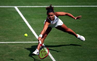 epa11475732 Jasmine Paolini of Italy in action during the Women's final match against Barbora Krejcikova of Czech Republic at the Wimbledon Championships, Wimbledon, Britain, 13 July 2024.  EPA/ADAM VAUGHAN  EDITORIAL USE ONLY