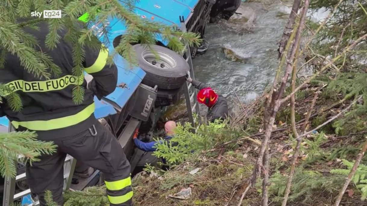 pullman fuori strada precipita in un torrente in valtellina da Tg24.sky.it pullman fuori strada precipita in un torrente in valtellina