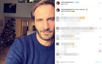 Maurizio Aiello si fa un selfie e mostra l'albero addobbato
