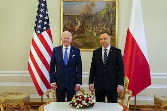 Nel colloquio con il presidente Andrzej Duda, Joe Biden ha ringraziato il popolo polacco “per aver aperto le proprie case ed il proprio cuore ai vicini che si trovano in stato di necessità”