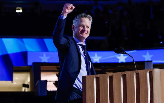 Steve Kerr parla alla convention del Partito Democratico a sostegno di
