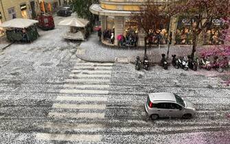 Il ghiaccio che si è formato sull'asfalto in via Cola di Rienzo dopo una forte grandinata, Roma, 2 aprile 2023. ANSA / GIUSEPPE GIGLIA