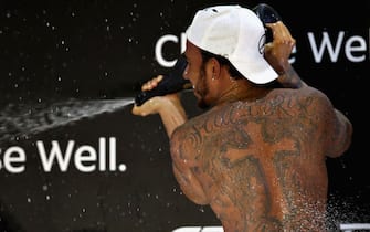I tatuaggi sulla schiena di Lewis Hamilton