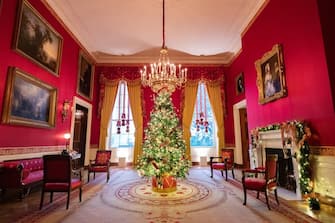 Attraverso I suoi profili social, la First Lady Jill Biden ha presentato le decorazioni natalizie della Casa Bianca. Il tema di quest’anno è “Gifts from the heart”, ovvero regali dal cuore che uniscono tutti noi