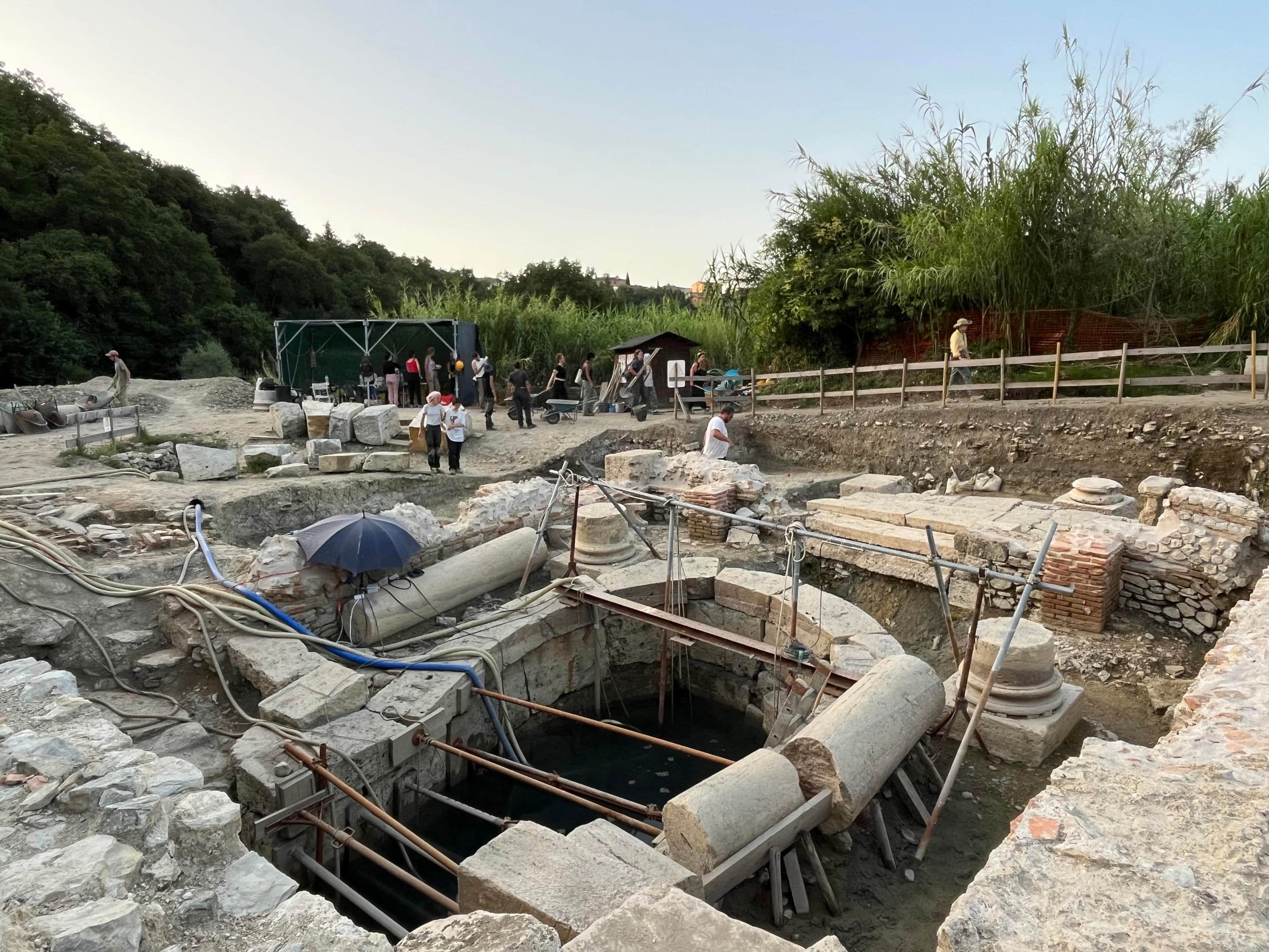 In primo piano la vasca sacra del complesso romano con alcune delle colonne del tempio.