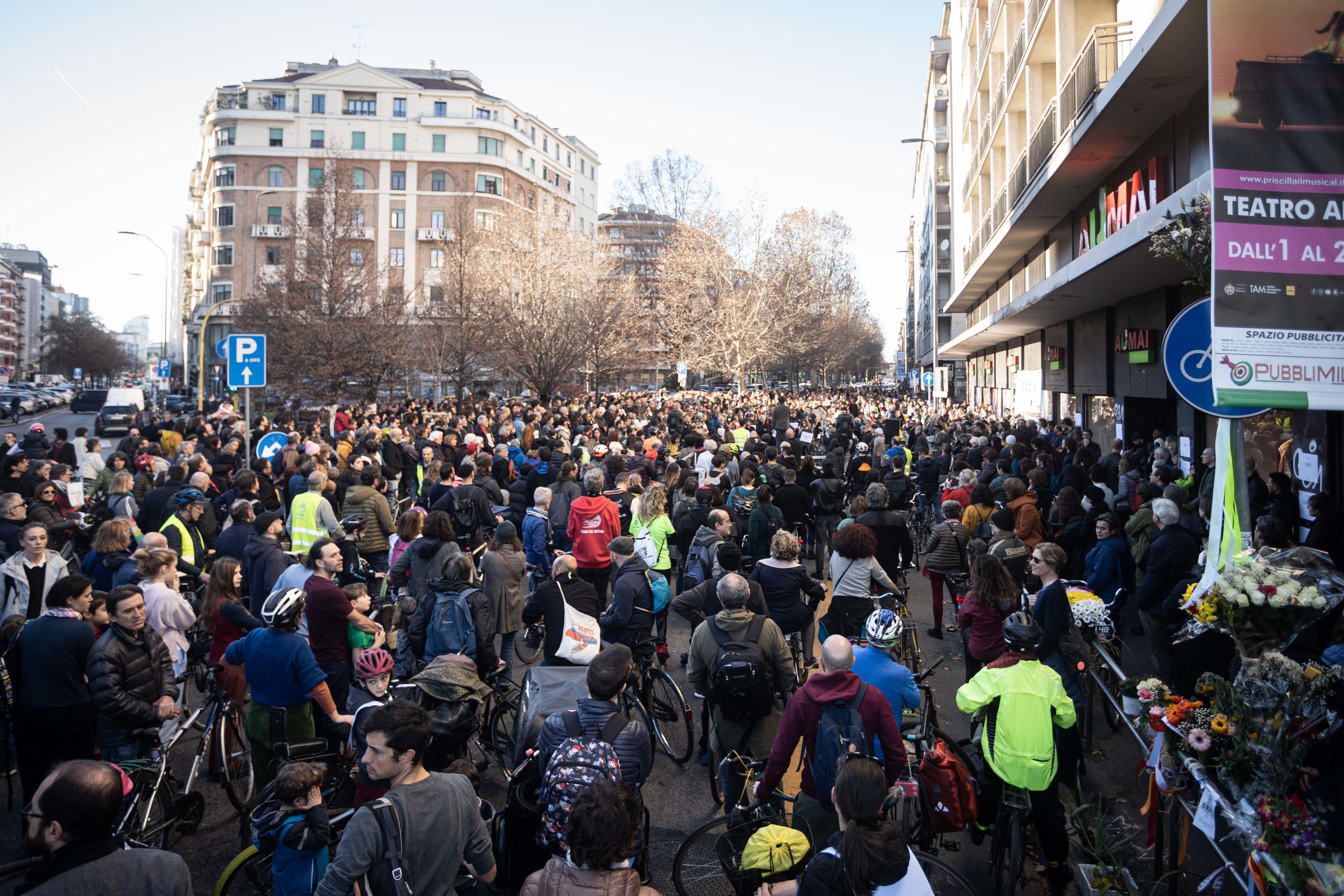 MILANO - P.le Loreto ore 15:00 Manifestazione "basta morti in strada" per la sicurezza di ciclisti nelle strade di Milano (Milano - 2023-02-04, Stefano De Grandis) p.s. la foto e' utilizzabile nel rispetto del contesto in cui e' stata scattata, e senza intento diffamatorio del decoro delle persone rappresentate