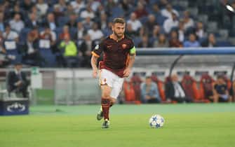 Roma's player Daniele De Rossi kicks the ball during the champions league football match AS Roma vs Barcelona FC at the Olympic Stadium in Rome, on september 16, 2015. (Photo by Silvia Lore/NurPhoto) (Photo by NurPhoto/NurPhoto via Getty Images)