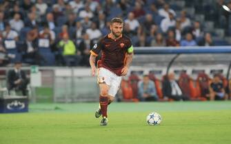 Roma's player Daniele De Rossi kicks the ball during the champions league football match AS Roma vs Barcelona FC at the Olympic Stadium in Rome, on september 16, 2015. (Photo by Silvia Lore/NurPhoto) (Photo by NurPhoto/NurPhoto via Getty Images)