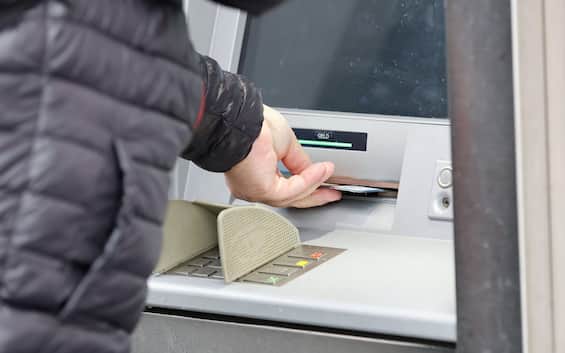 roma trova 100 euro al bancomat e li restituisce alla banca