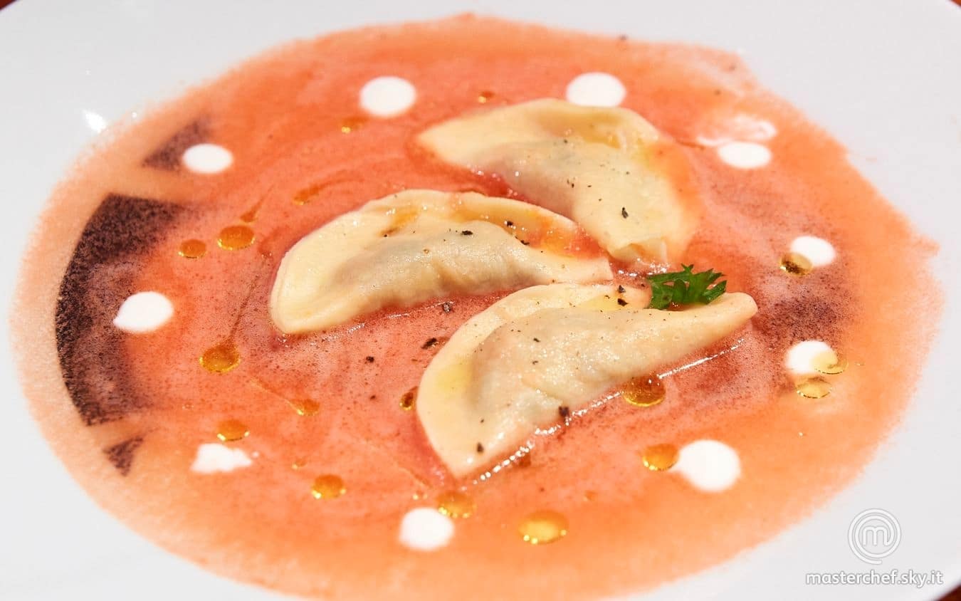 Ravioli con percebes e mango in acqua di pomodoro