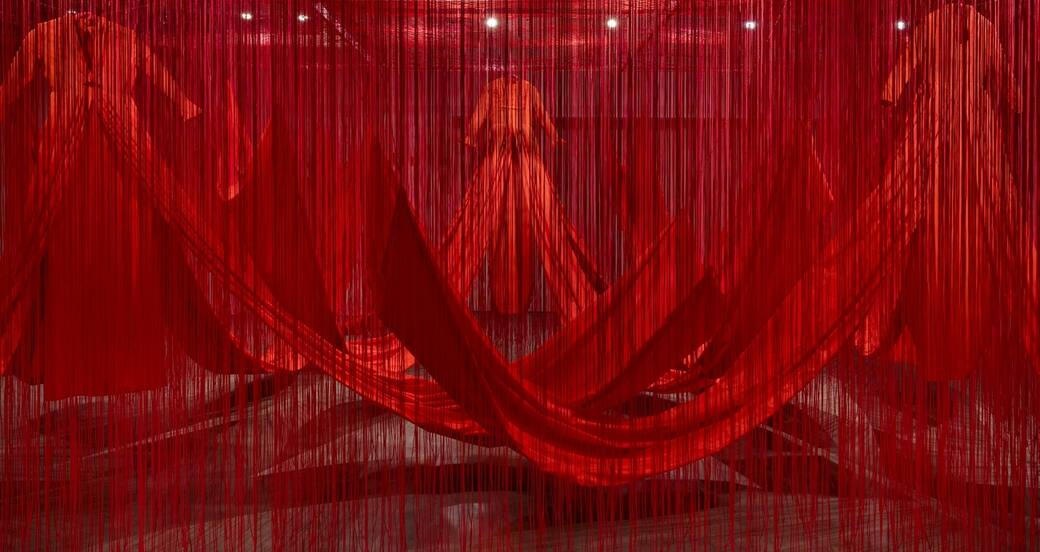 Chiharu_Shiota_Internal_Line_2019._Installation_red_fabric_rope_Japan_House_São_Paulo_Brazil._Photo_by_Ding_Musa._Copyright_VISDA_2022_and_the_artist.jpg