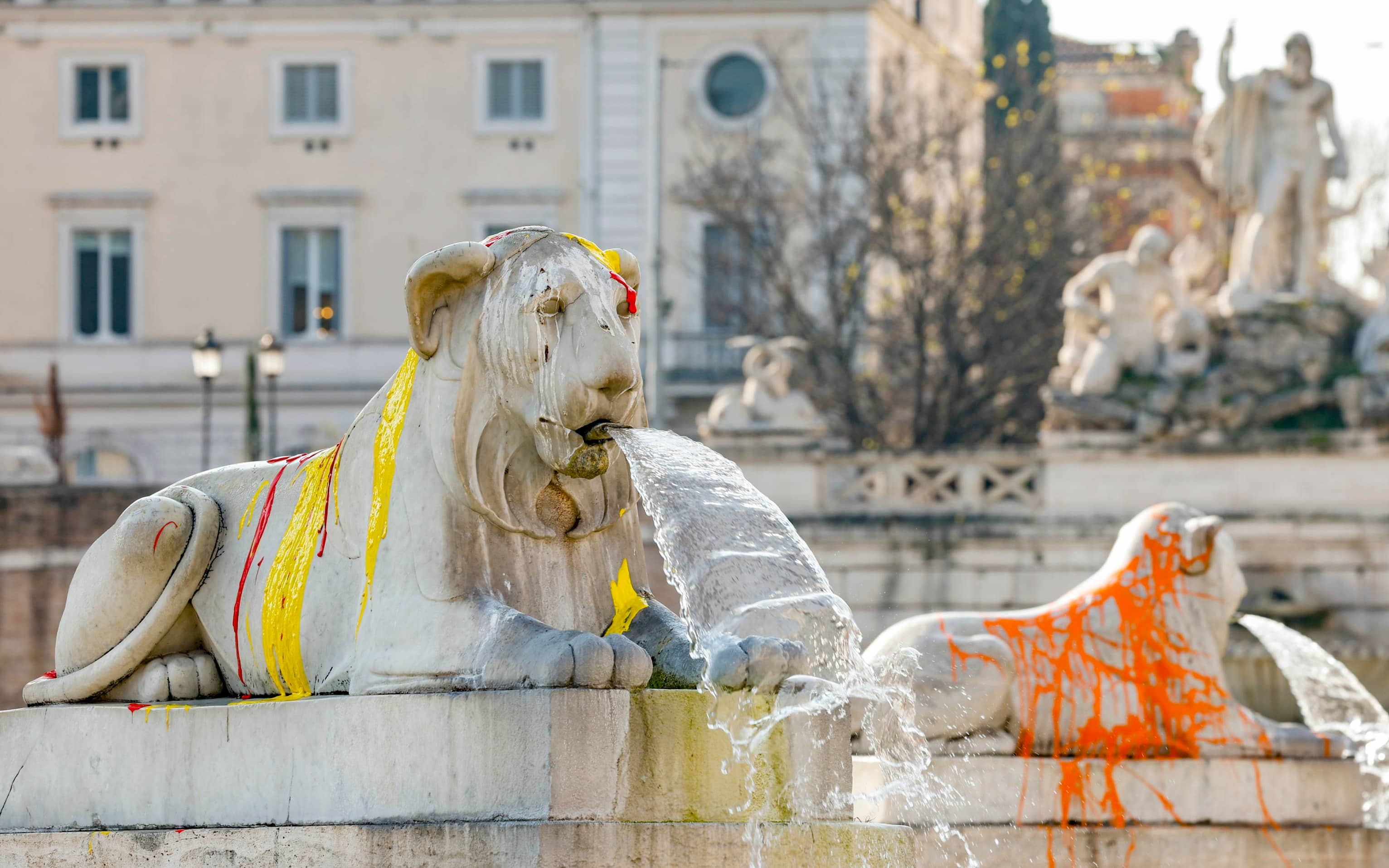 Fontana Di Piazza Del Popolo A Roma Imbrattata Con Vernice Dagli ...