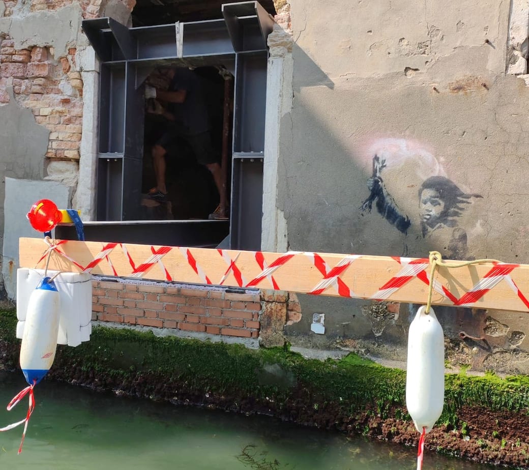 Banksy, The Migrant Child, 2019, Palazzo San Pantalon