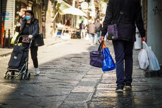 Coronavirus: spesa di Pasqua nel centro storico.