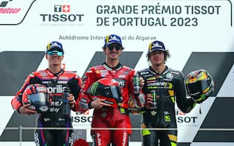 epa10544167 Italian MotoGP rider Francesco Bagnaia (C) of Ducati Lenovo Team, Spanish MotoGP rider Maverick Vinales (L) of Aprilia Racing and Italian MotoGP rider Marco Bezzecchi of Mooney VR46 Racing Team celebrate on the podium after the MotoGP race at the Motorcycle Grand Prix of Portugal at Algarve International race track, Portimao, Portugal, 26 March 2023.  EPA/NUNO VEIGA