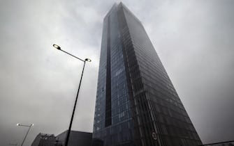 Torino,esterno del grattacielo della Regione Piemonte, avvolto nella nebbia (Torino - 2022-01-04, Costantino Sergi) p.s. la foto e' utilizzabile nel rispetto del contesto in cui e' stata scattata, e senza intento diffamatorio del decoro delle persone rappresentate