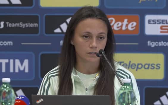 https://static.sky.it/editorialimages/be3b61b8c835f5ed24485795c24e58c76268b86a/skysport/it/calcio/femminile/video/2025/07/20/europei-femminili-italia-serturini-conferenza-video/Serturini_screen.jpg?im=Resize,width=565