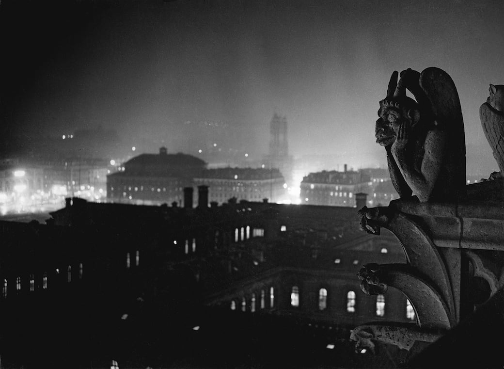 7.-Brassa_C3_AF-Vista-notturna-di-Parigi-da-Notre-Dame-La-chimera-del-_E2_80_9Cdiavolo_E2_80_9D-1933...jpg