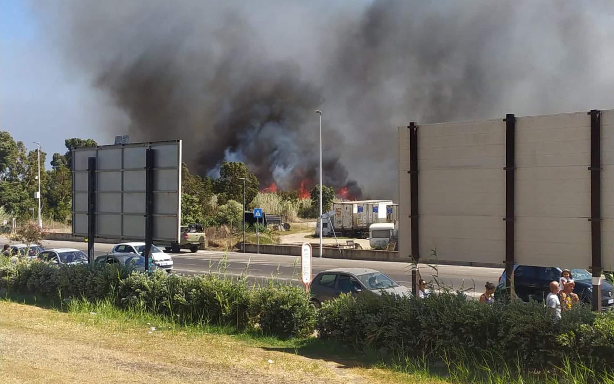 Fiamme vicino case Quartu S.Elena, 06 agosto 2023.
Primo bilancio per gli incendi che da questa mattina - anche favoriti dal forte maestrale - stanno bruciando le campagne del sud Sardegna. Gravissimi i danni nella zona di Feraxi: 4 aziende agricole sono state devastata dal fuoco che ha distrutto le riserve di foraggio accumulate. Fiamme anche sugli agrumeti e su una una fattoria modello, meta ogni anno di gite di numerose scolaresche. Le fiamme hanno minacciato anche alcune strutture ricettive ed è stato necessario evacuare gli ospiti.
ANSA/FABRIZIO FOIS