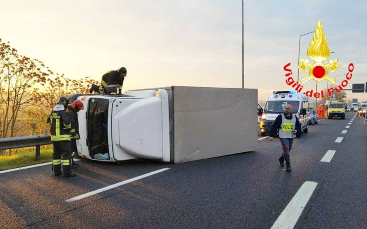 Camion si ribalta in tangenziale est a Milano, traffico in tilt. FOTO ...