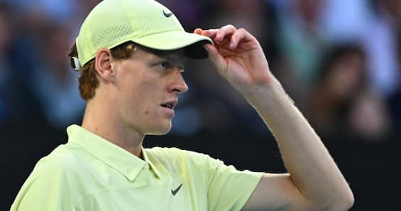 https://static.sky.it/editorialimages/be58569ede83b9baf482ede05bb815028e9ce9e0/skysport/it/tennis/classifica-atp-italiani/sinner_og_ao_2.jpg?im=Resize,width=565