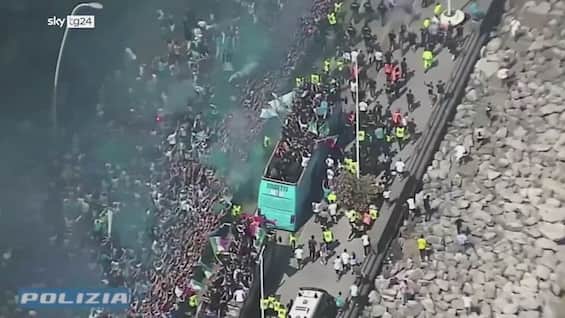 festa scudetto napoli conte e de laurentiis sul bus da Tg24.sky.it festa scudetto napoli conte e de laurentiis sul bus