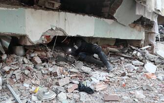 epa10459342 A member of the Spanish search and rescue team inspects the area of a building collapse in the aftermath of a powerful earthquake in Hatay, Turkey 10 February 2023. Over 22,000 people were killed and thousands more were injured after two major earthquakes struck southern Turkey and northern Syria on 06 February. Authorities fear the death toll will keep climbing as rescuers look for survivors across the region.  EPA/ERDEM SAHIN