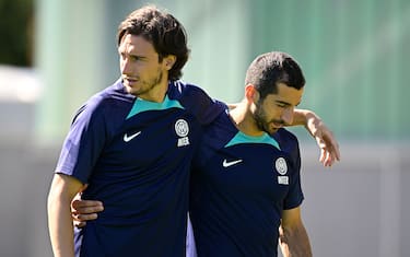 COMO, ITALY - JULY 11: Darmian Matteo of FC Internazionale embraces his teammate Henrikh Mkhitaryan of FC Internazionale during the FC Internazionale training session at the club's training ground Suning Training Center on July 11, 2022 in Como, Italy. (Photo by Mattia Ozbot - Inter/Inter via Getty Images)