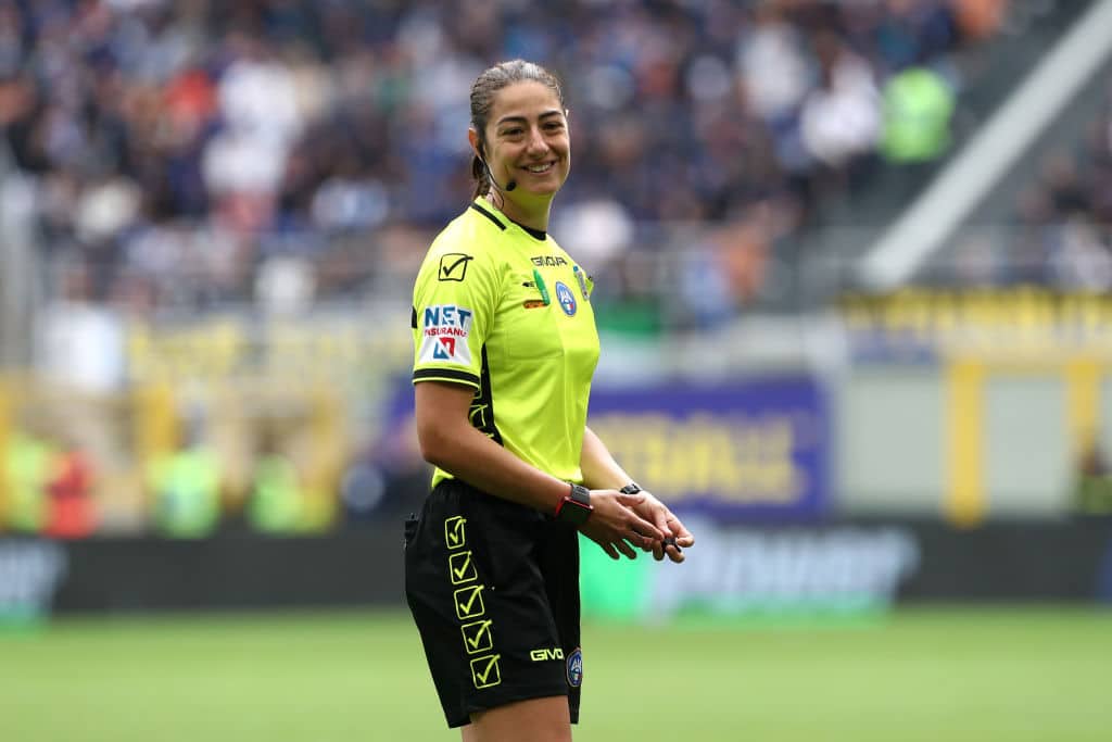 Maria Sole Ferrieri Caputi allo stadio Giuseppe Meazza di Milano nell'aprile 2024. MILAN, ITALY - APRIL 28: Referee Maria Sole Ferrieri Caputi reacts during the Serie A TIM match between FC Internazionale and Torino FC at Stadio Giuseppe Meazza on April 28, 2024 in Milan, Italy. (Photo by Marco Luzzani/Getty Images)