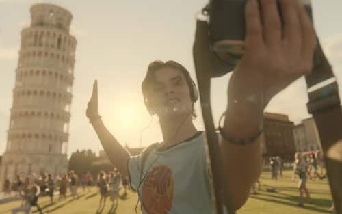 Louis Partridge in una scena di Disclaimer