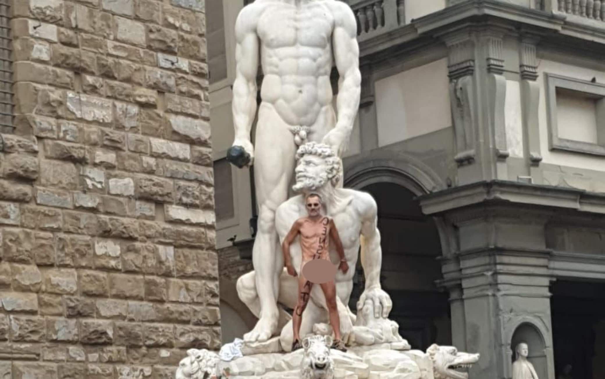 Vaclav Pisvejc Un uomo nudo e con scritto, sul corpo, 'Censurato', salito stamani sulla statua di Ercole e Caco sull'arengario di Palazzo Vecchio, in piazza della Signoria a Firenze, 24 Settembre 2023. ANSA/CLAUDIO GIOVANNINI