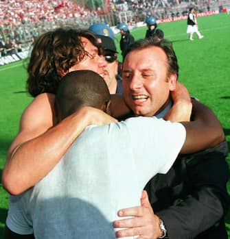 L'allenatore del Milan, Alberto Zaccheroni, festeggia lo scudetto con i giocatori Paolo Maldini e George Weah il 23 maggio 1999.
ANSA/PIETRO CROCCHIONI 