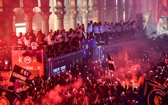 Inter Milan's supporters burn flares as the bus of the players arrive at Piazza Duomo to celebrate the 'scudetto' in Milan, on April 28, 2024. 
ANSA/MATTEO CORNER