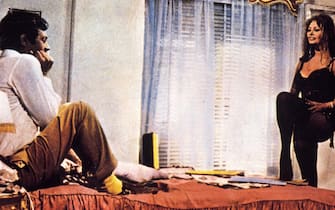 Una scena del film 'Ieri, oggi, domani' Mastroianni e Loren