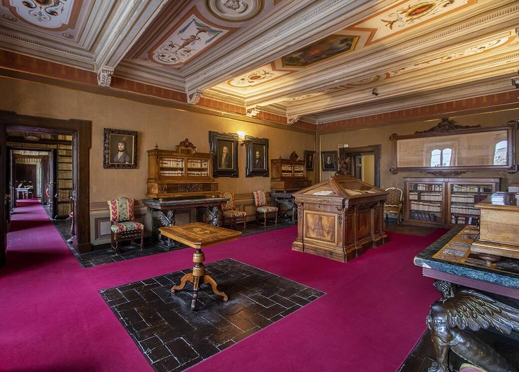 Sala_dei_manoscritti_Biblioteca_Leopardi_1_.jpg