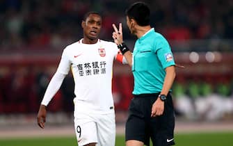 Changchun Yatai's Nigerian striker Odion Ighalo (L) talks to referee during the Chinese Super League match against Shanghai SIPG in Shanghai on March 4, 2017. / AFP PHOTO / STR / CHINA OUT        (Photo credit should read STR/AFP/Getty Images)
