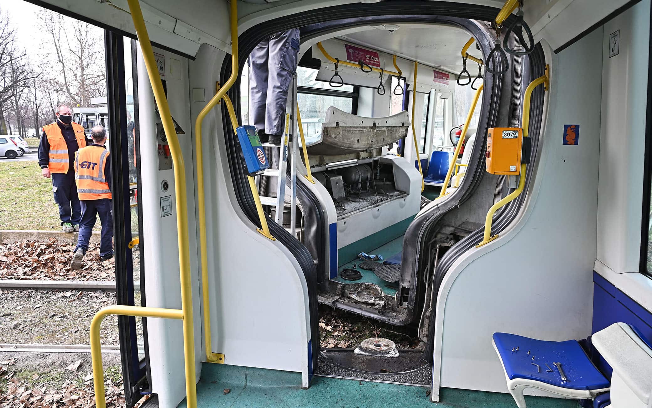 Il tram che ha deragliato e si è spezzato in due mentre entrava nella rotonda di piazza Caio Mario, a Torino, 27 febbraio 2021. A bordo numerose persone ma nessun ferito. Ancora da chiarire la cause dell'incidente.   ANSA/ALESSANDRO DI MARCO