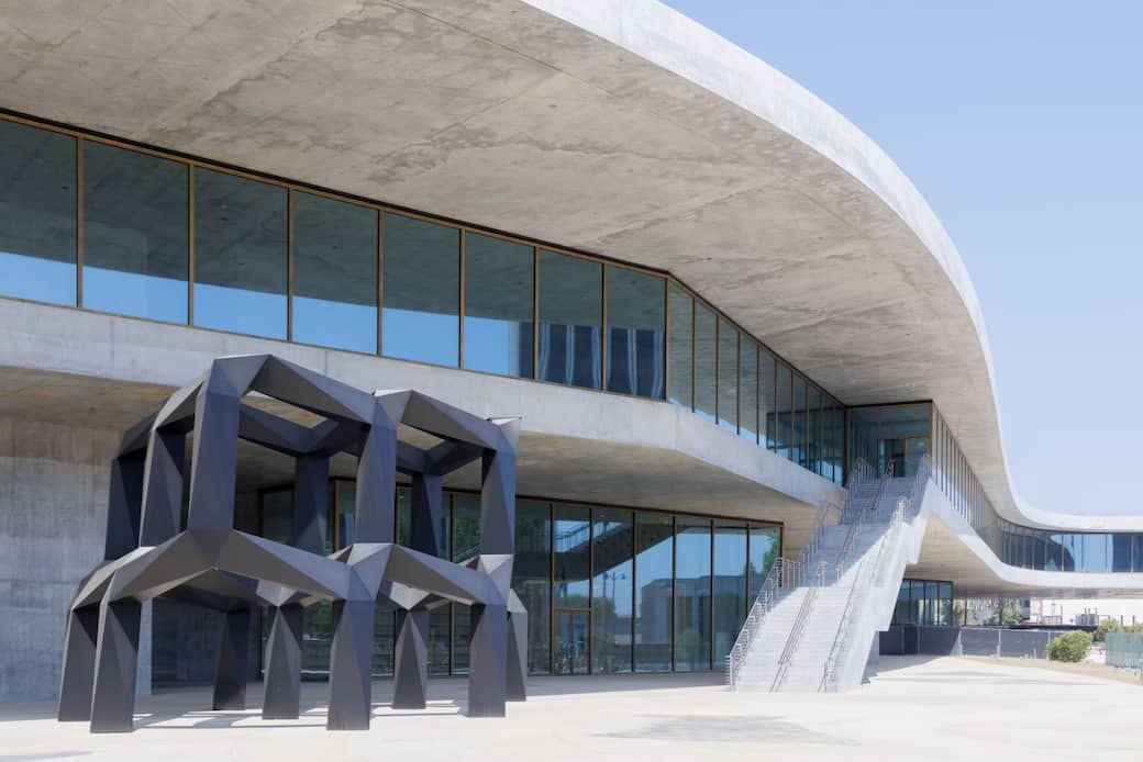 David Geffen Galleries at LACMA; exterior view southeast toward Wilshire Boulevard with Tony Smith’s Smoke (1967) in foreground, photo © Iwan Baan