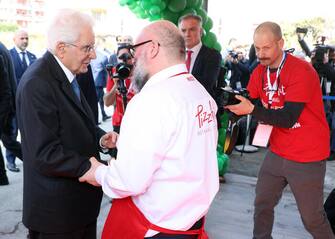 Il presidente della Repubblica Sergio Mattarella è arrivato, accolto da molti applausi, a Monza per partecipare all'inaugurazione di PizzAut, la pizzeria in cui lavorano ragazzi affetti da sindrome autistica, 02 aprile 2023. L'inaugurazione si tiene oggi Giornata mondiale sulla consapevolezza dell'autismo. Ad accoglierlo sono stati il sindaco di Monza Paolo Pilotto, il presidente della provincia di Monza e Brianza, Luca Santambrogio, il vicepresidente della Regione Lombardia Marco Alparone, il vescovo ausiliare dell'arcidiocesi di Milano, Giovanni Raimondi e il fondatore di PizzAut Nico Acampora, insieme ai ragazzi dello staff.
ANSA/MATTEO BAZZI